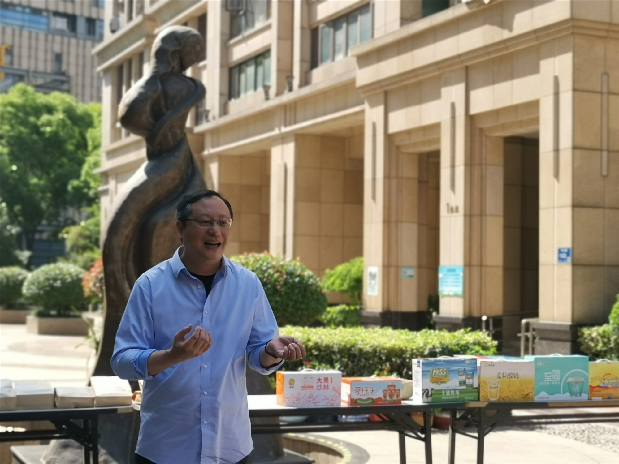 1622011075918974.jpg 5.22蘇豪傳媒黨支部“我為群眾辦實(shí)事”社區(qū)志愿服務(wù)活動(dòng)照片-1_副本.jpg